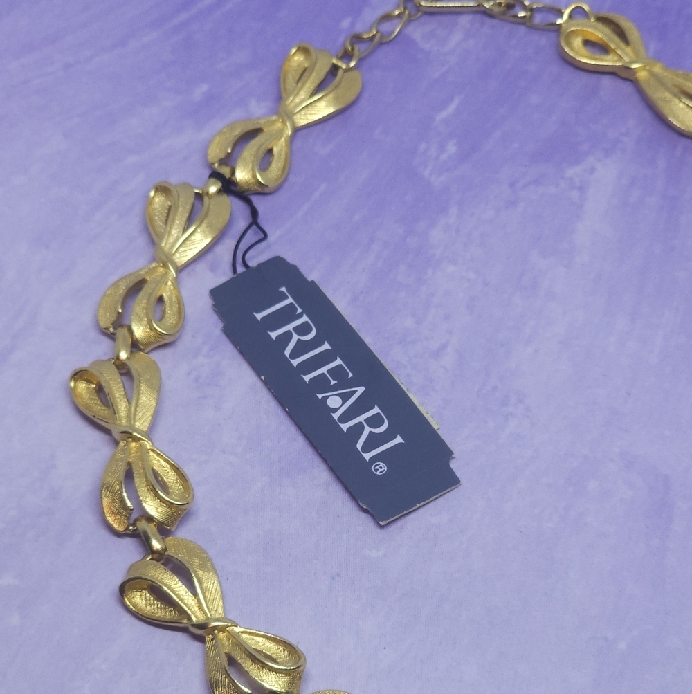 Crown Trifari Gold Tone Bow Choker Necklace NWT - Picture 4 of 7